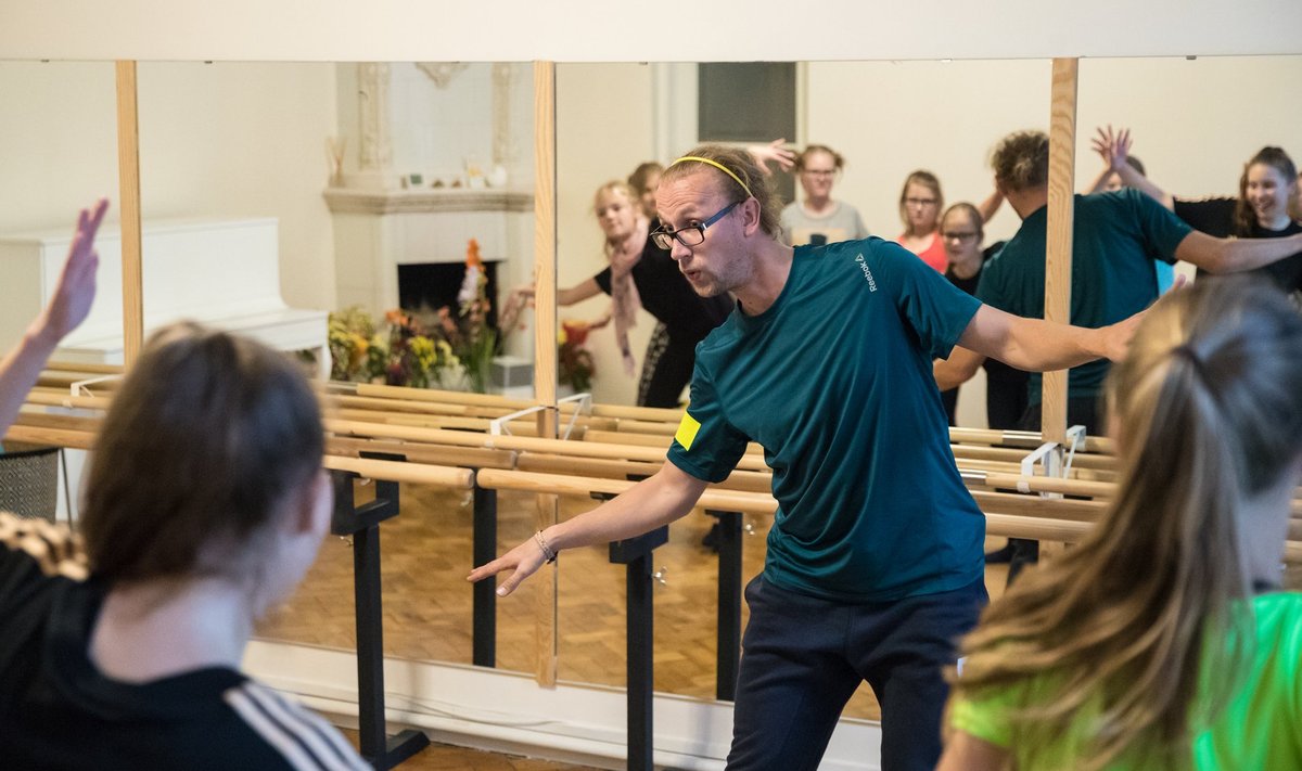 Praegu käib Märt Agu noortele tantsu õpetamas erinevates koolides. Eile juhendas ta Hanna-Liina Võsa muusikakooli õpilasi.