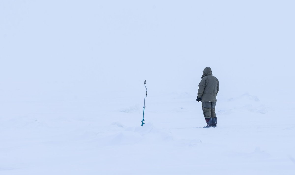 Kalastaja Peipsi jääl