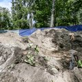 FOTOD | Pärnus teisaldati Vanapargi punamonument, sõjahaudu kaevatakse üles