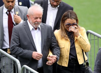 Лула да Силва прибыл на стадион вместе с супругой, первой леди Бразилии Розанжелой да Силва. После прибытия главы государства на стадионе прошла поминальная месса.