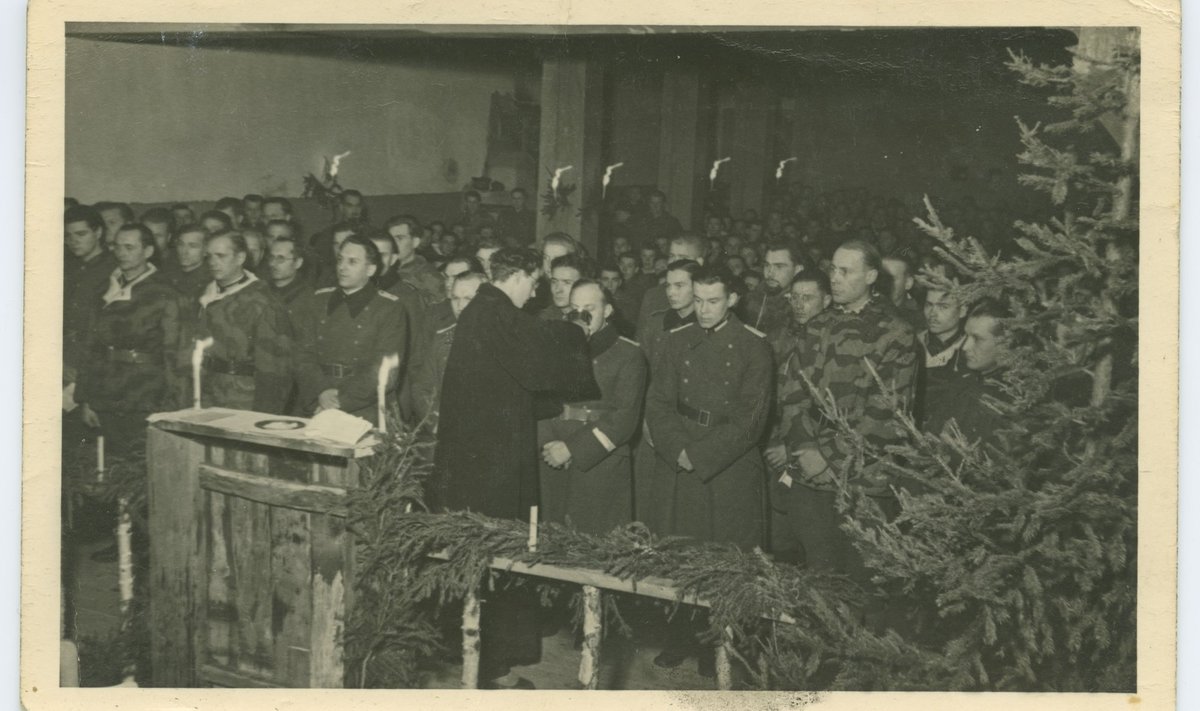 RINDEJÕULUD: Rebase pataljon 1943. aasta jõulude ajal armulaual. Esimeses reas vasakult kolmas pataljoni komandör Alfons Rebane.