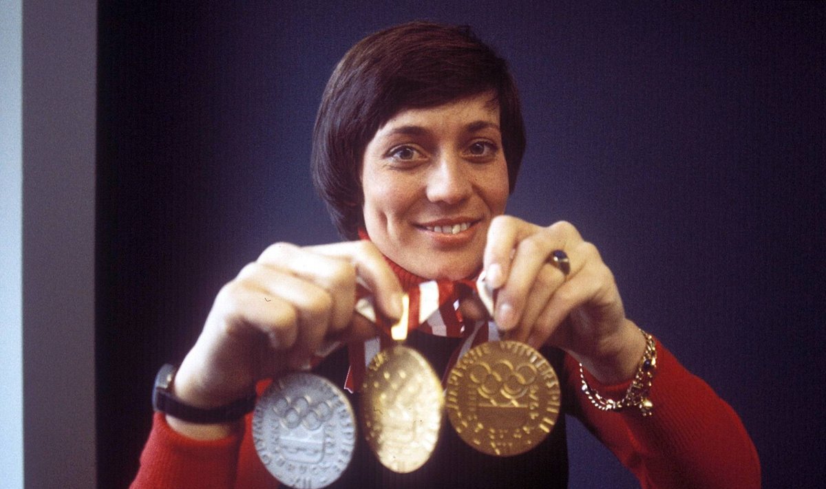 Rosi Mittermaier 1976. aasta olümoiamängude medalitega.