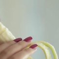 Egiptuse popstaar vahistati selle eest, et ta sõi "vihjavalt" banaani ja võib nüüd selle eest kolmeks aastaks vangi minna