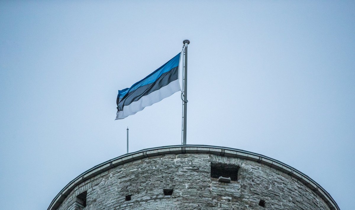 Kuberneri aias tähistati piduliku tseremooniaga 100 aasta möödumist sinimustvalge lipu heiskamisest riigilipuna Pika Hermanni torni.