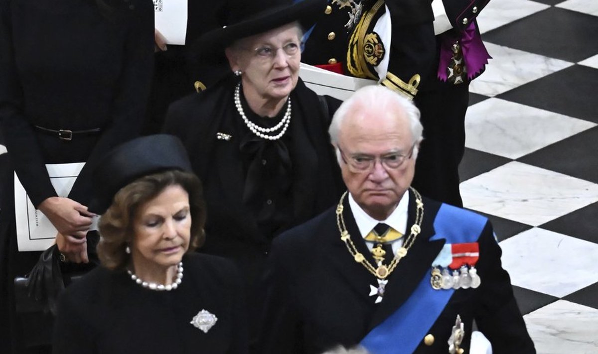 Ees Rootsi kuningas abikaasaga, nende taga Taani kuninganna