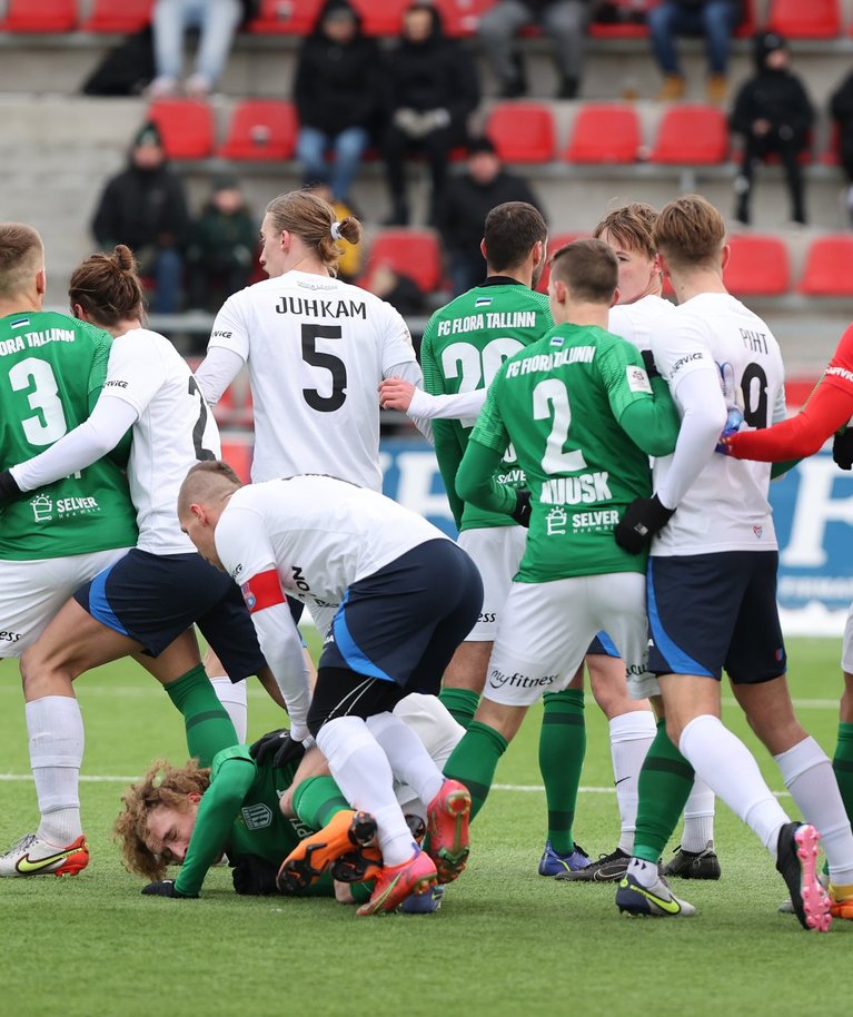 Paide Linnameeskond (valges) alustas hooaega Superkarika võiduga, aga liigahooaja eel on favoriit FC Flora.