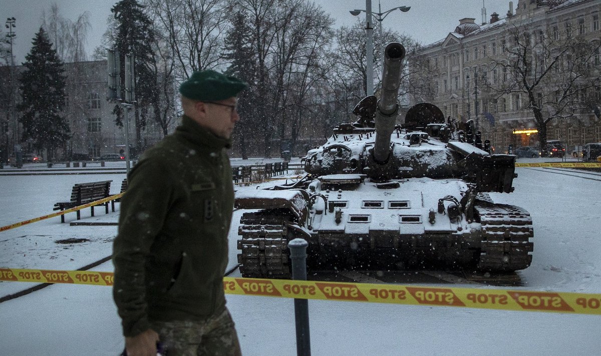 Sõjaväepolitseinik Vilnius tanki turvamas