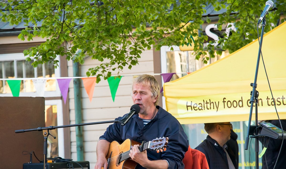 Saaremaa tänavafestivalNädalavahetusel toimus Kuressaares esimene tänavafestival. Idee üks autor Margit Kõrvitsa sõnul on seni Kuressaares selline üritus puudunud ja , et Saaremaa ja Kuressaare inimesed saaksid nädalavahetusel toredalt aega veeta, siis selline üritus ka korraldati. Ürituse teisel päeval, laupäeval toimus palju kontserte, näha sai mitmeid tantsu- ja lauluetteasteid, maitsta sai head toitu ja kirbu- ja garaažimüügil sai ka kaubelda. Tasuta kontserdi andis festivali peaesineja Jaan Tätte, kelle laulud ikka ja jälle kutsuvad kuulajaid kaasa laulma ja mõtetes kaugetele radadele suunduma.