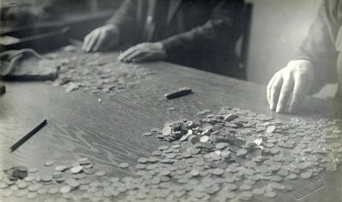 KULLAVOOG: Suur osa Venemaalt Eestisse saabunud kulda oli Tsaari-Vene müntides. Fotol loetakse kulda, mille Eesti sai 1920. aastal Tartu rahulepingu alusel.