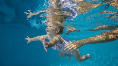 ŠOKIVIDEO | Kas Sina julgeksid õpetada oma alla aastast põngerjat sellisel moel ujuma?