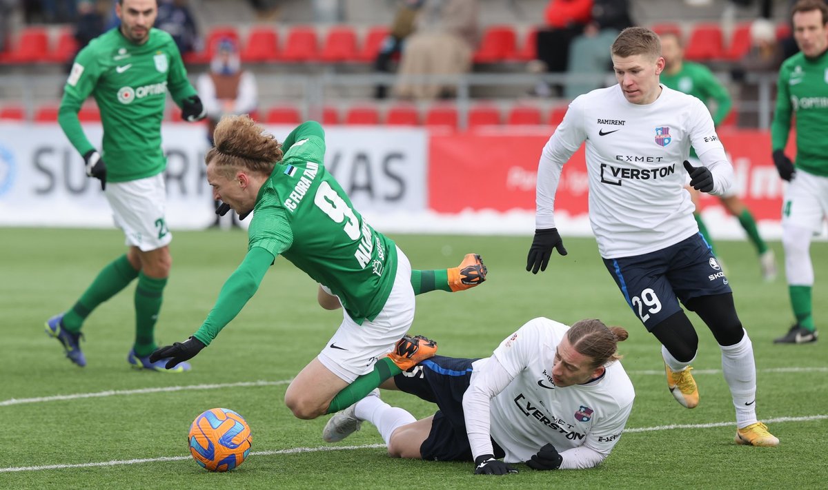 Gerdo Juhkam (valges) ja Rauno Alliku Superkarika finaalis palli pärast võitlemas.