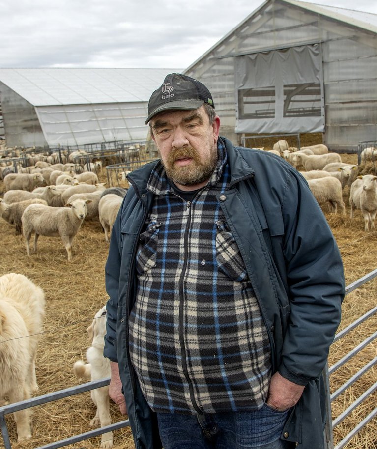 “Veeseadus toob mulle kaasa selle, et kanad tuleb ära hävitada, siis saan lambad betoonpõrandaga kanalauta panna,” teatab Kopra karjamõisa peremees Jüri Koppel, kes näeb uutes nõuetes üksnes majanduslikku kahju.