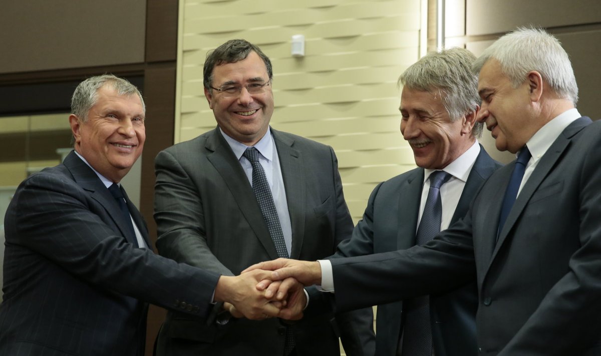 Rikkurid omavahel: Rosnefti juht Igor Setšin (vasakult), Prantsuse Totali juht Patrick Pouyanne, Novateki juht Leonid Mikhelson ja Vagit Alekperov Lukoilist pärast Vene presidendi Vladimir Putiniga kohtumist.