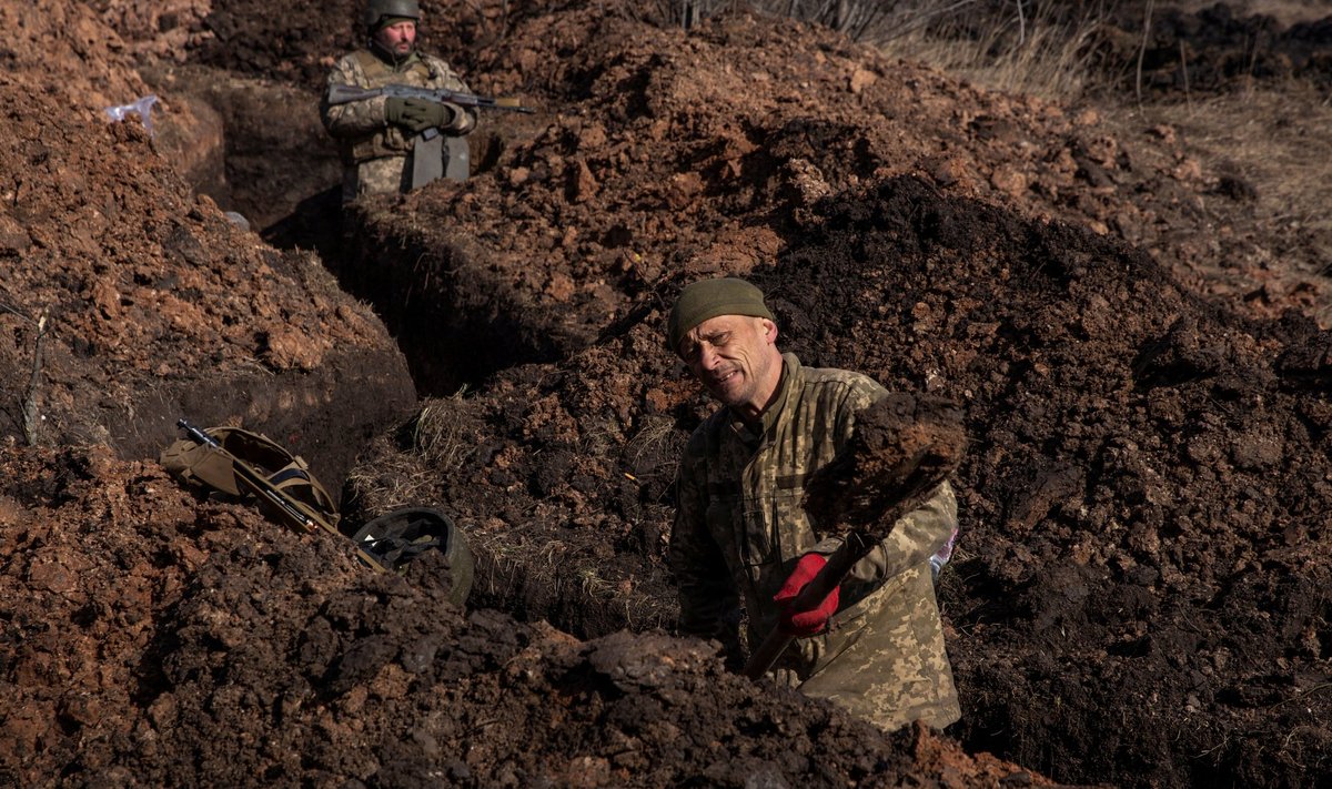 VAJALIK TÖÖ: Ukraina sõdur Bahmuti lähistel kaevikut kaevamas. 