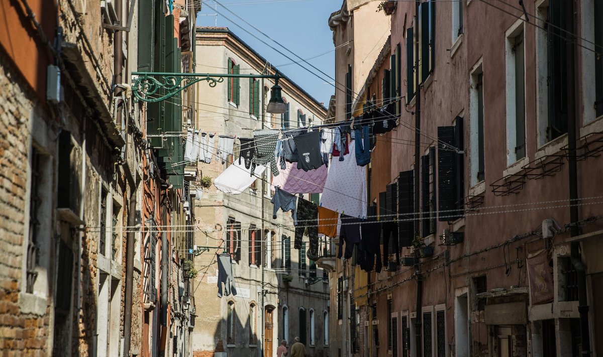 Tüüpiline Veneetsia tänav: ülesriputatud pesud vanade majade vahel