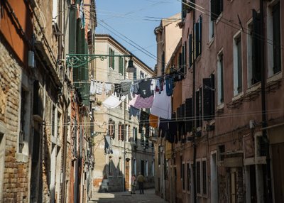 Tüüpiline Veneetsia tänav: ülesriputatud pesud vanade majade vahel