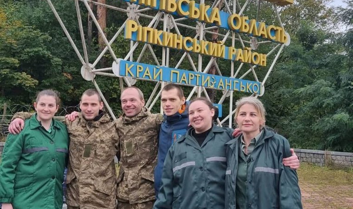 Viktoria (vasakul) ja teised Venemaalt vangist pääsenud ukrainlased. Viktoria ütleb, et kartis vangistuses enim hoopis seda, et venelased on ta vanemad ära tapnud.