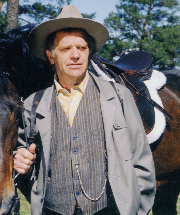 Evald Hermaküla jõudis aastal 1997 üles astuda ka seriaalis "Õnne 13".