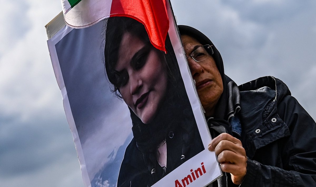 Moslemi naised avaldavad meelt üle maailma. Foto pärineb 28. septembril Berliinis toimunud meeleavalduselt. Naine hoiab käes hukkunud Mahsa Amini pilti.
