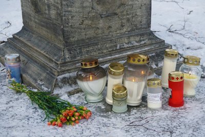 Eile surnud Žoriku mäletuseks toodi monumendi juurde  täna rohkelt lilli ja küünlaid