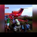 ВИДЕО: Як-42 выкатился за пределы полосы при посадке в аэропорту Уфы
