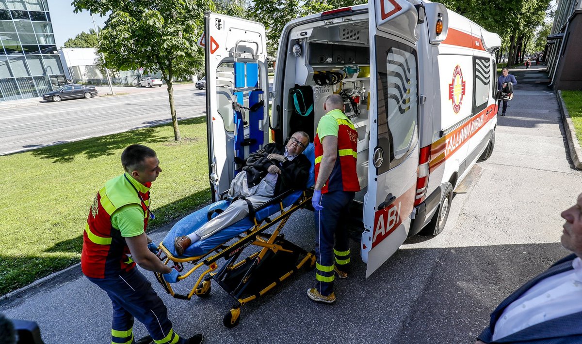 Kuigi terviseekspertiis tõdes, et Savisaare terviseseisund on kohtupidamiseks piisavalt hea, lõppes viimane istungipäev juunis tema jaoks haiglavoodis. Uue ekspertiisi tegemine võib protsessi peatada mitmeks kuuks.