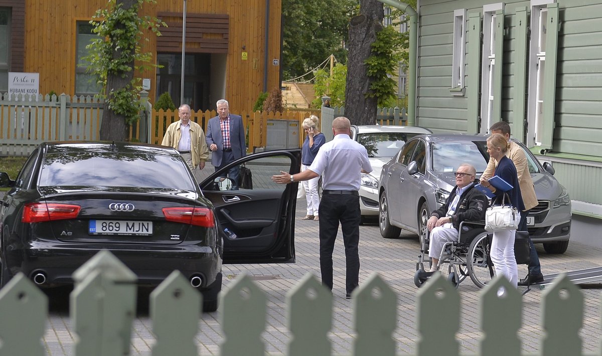 Haiguslehel viibiv Tallinna linnapea Edgar Savisaar kasutas Poska majja nõupidamisele sõitmiseks ametiautot.