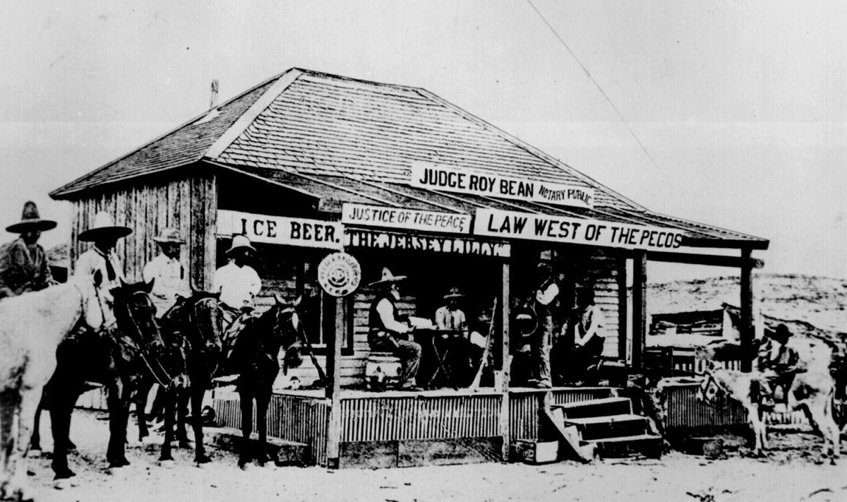 Roy Bean oma kõrtsis kohut mõistmas. (Foto: Wikimedia Commons)