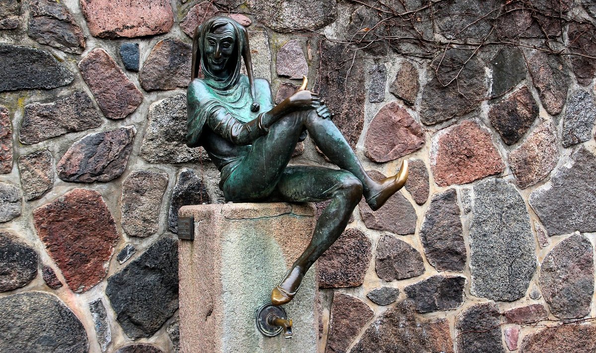 KAVAL NAGU REBANE: keskaegse triksteri Till Eulenspiegeli skulptuur Mollni linnas Saksamaal, skulptor Karl-Heinz Goedtke.