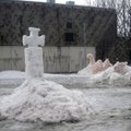 Suure-Jaani õpilased ehitasid vastlapäeva puhul lumest vabadussamba