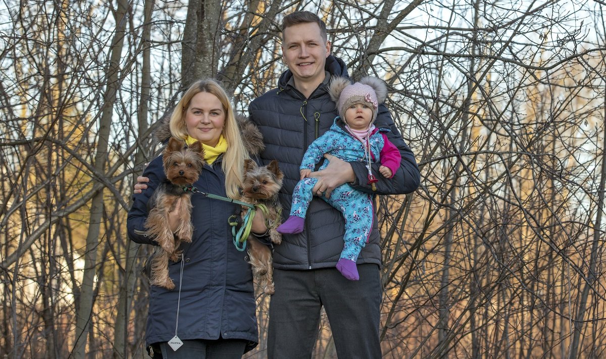 Kristina Vabamäe, Sven Vabamäe, tütar Amilia, kaks väikest koera: Happy ja Bennu.