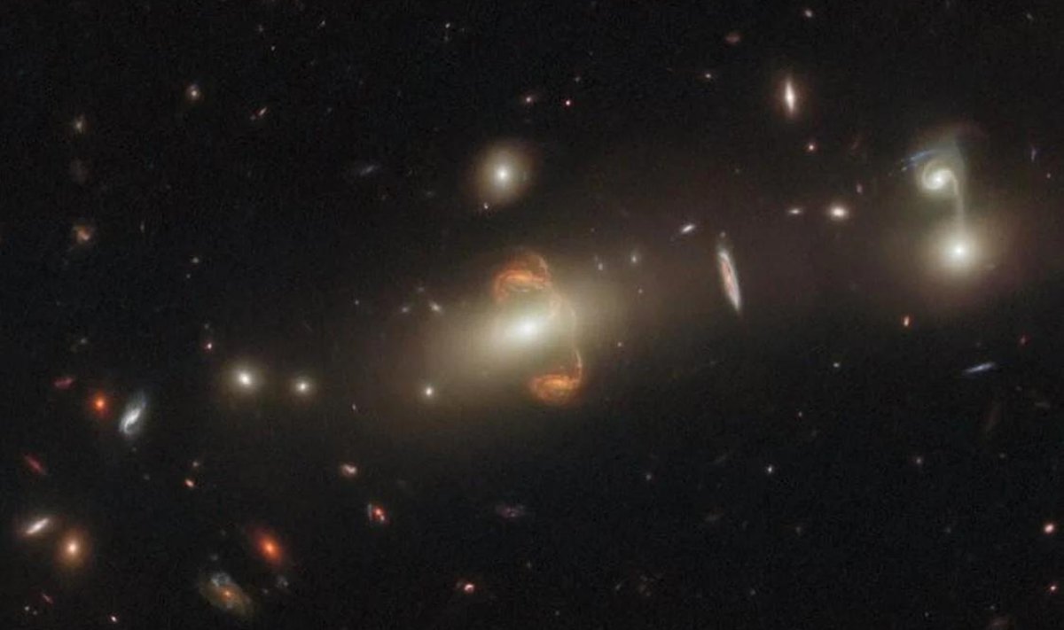 Gravitatsiooniläätsega galaktika SGAS J143845+145407