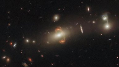 FOTO | Hubble'i teleskoop pildistas galaktikat, mis moonutab ruumi ja aega