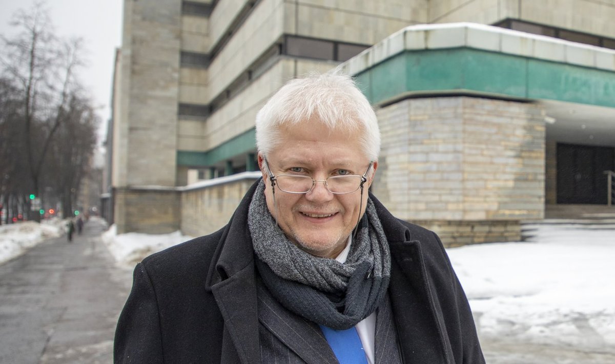 Rein Lang lammutust ootava Liivalaia vana kohtumaja ees.