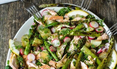 Suitsulõhesalat grillitud spargliga