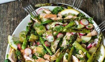 Suitsulõhesalat grillitud spargliga