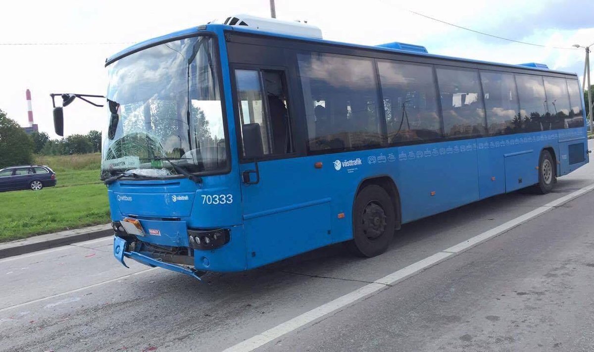 Sõiduautole tagant sisse sõitnud bussi vigastused pole suured.