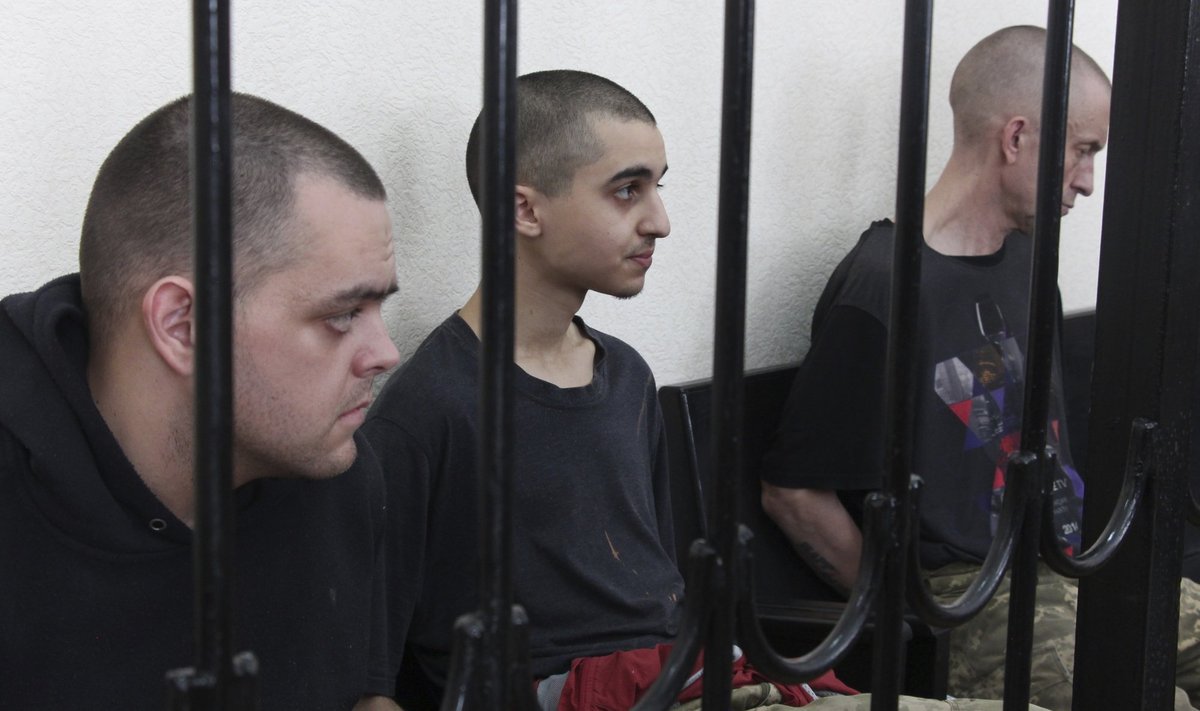 HINNALISED VANGID: Aiden Aslin (vasakul), Saaudun Brahim ja Shaun Pinner neljapäeval Donetski kohtusaalis.
