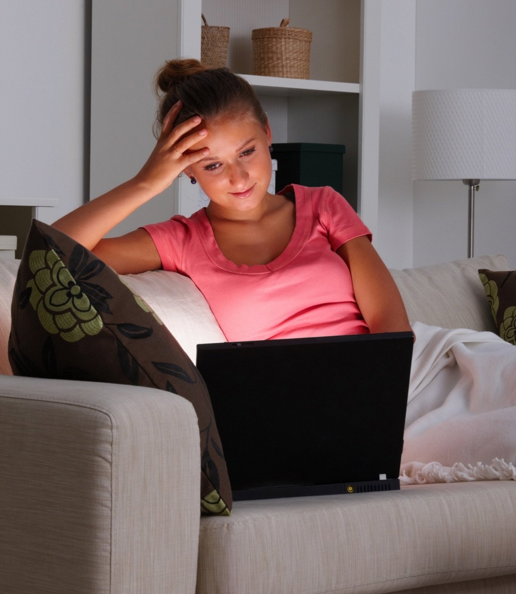 Домашнее подросток маме. Девушка за ноутбуком. Девушка сидит за компьютером. Подросток и компьютер. Подросток с ноутбуком.