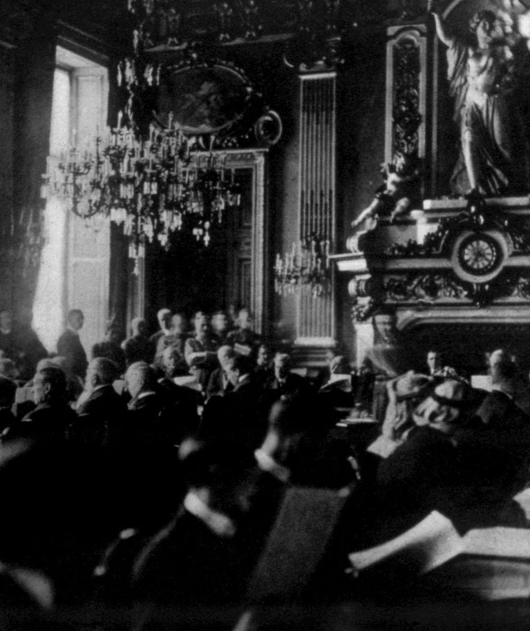 Pariisi rahukonverents kestis jaanuarist 1919 kuni jaanuarini 1921. Konverents kutsuti kokku pärast Esimest maailmasõda ja Eesti delegatsioon võttis sellest osa vaatlejana. Eestil jäi Pariisist veel de iure tunnustus saamata, küll aga saadi palju häid kontakte ja abi.