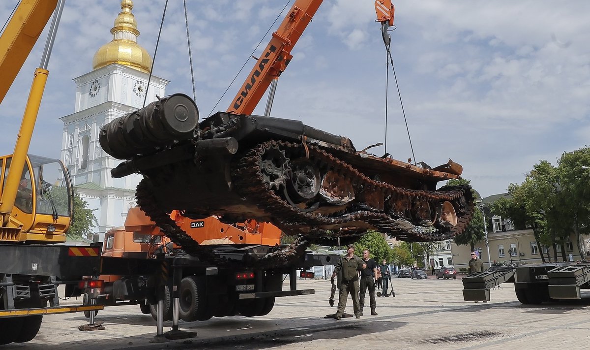 Okupantidega tehakse nõnda: reedel asetati üks purustatud Vene tank Kiievi Mihhailovskaja väljakule linnaelanikele vaatamiseks.