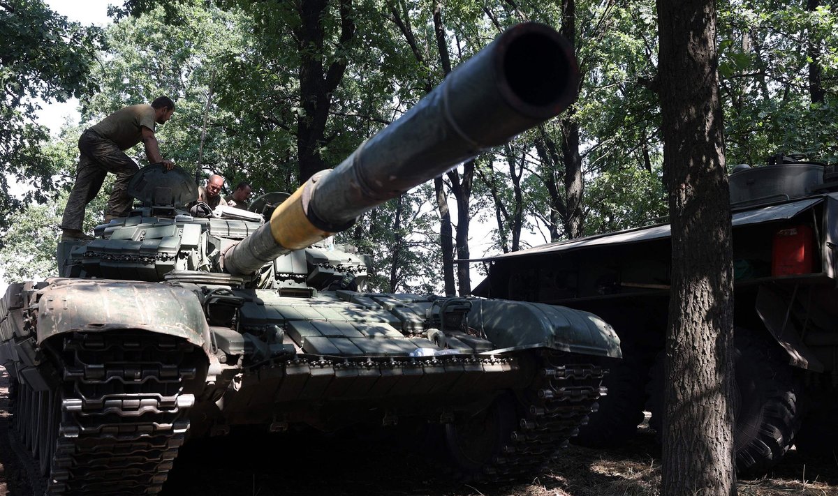 Ukraina sõdurid tankiga, 19. augustil Donetski rindel.