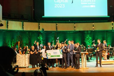 Tallinna delegatsioon tiitlit vastu võtmas. Roheline pealinn kuulutatakse välja poolteist aastat varem, tseremoonia toimus 2021. aasta septembris Lahtis
