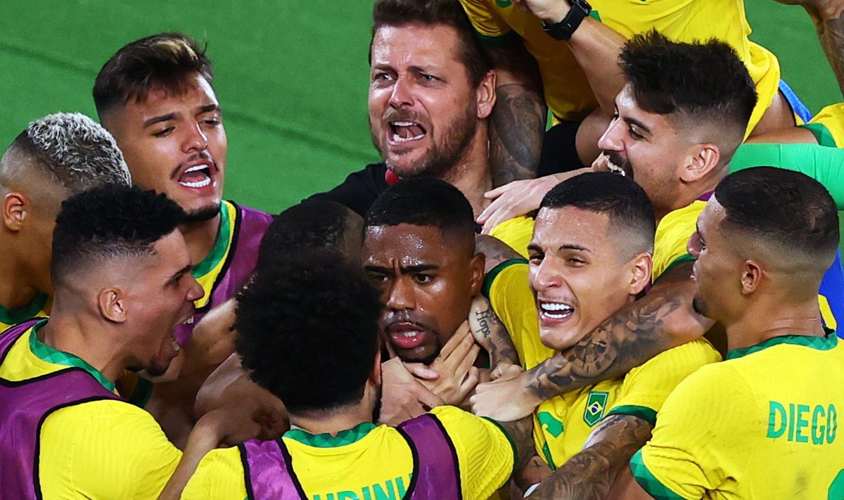 Brasiilia mängijad tähistamas Malcomi lisaaja võiduväravat.