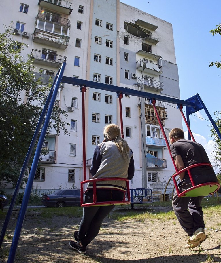 Ukrainlased raketirünnakus kannatada saanud kortermaja ees. Foto tehtud Harkivis 18. juulil 2022. 