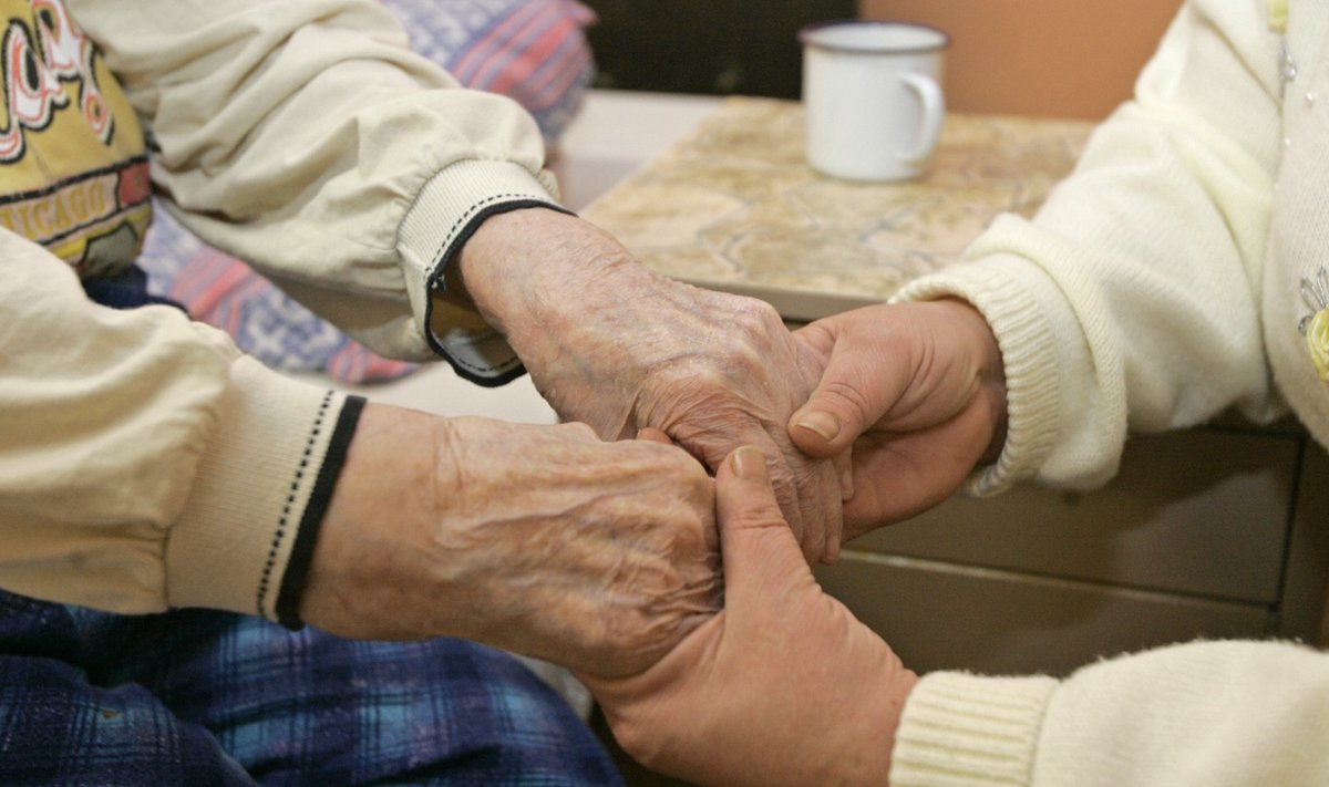 Tihti tunnevad lähedased ja hooldajad puudust teadmistest, kuidas dementsust põdeva inimesega tegelda.