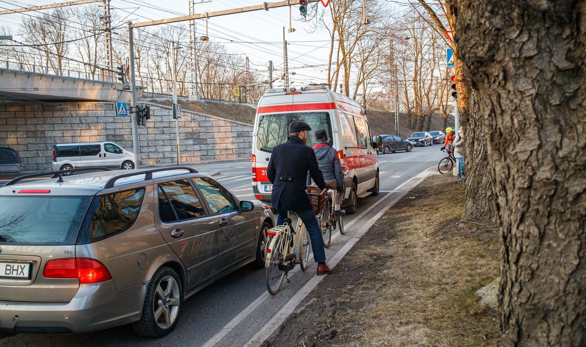 Eesti jalgratturite liidu sõnul ei pea eestlased ratast sõiduauto alternatiiviks, põhjuseks nimetatakse ratturi jaoks ebaturvalist liikluskorraldust ja -keskkonda.