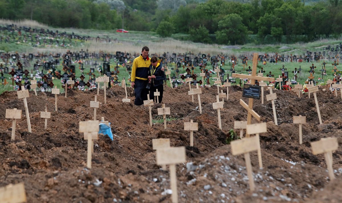 СВЕЖИЕ МОГИЛЫ: Скорбящие люди на мариупольском старокрымском кладбище