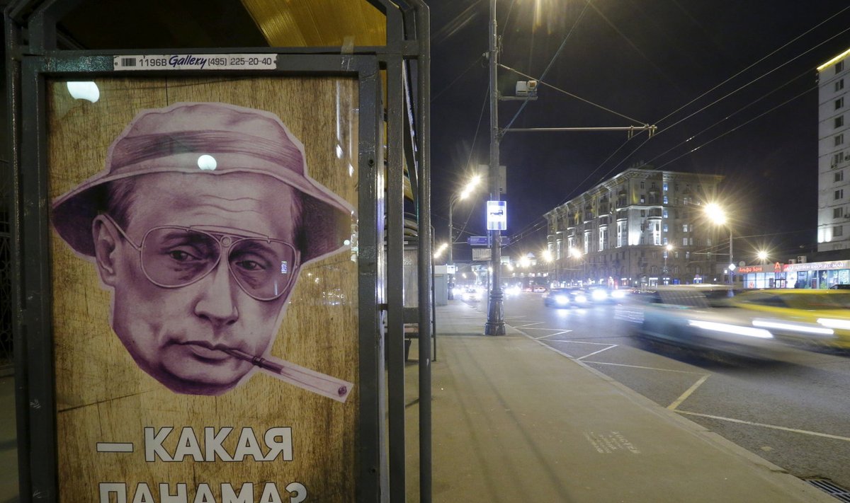 Venemaa valitsejat Vladimir Putinit kujutav tundmatu tellija reklaam bussipeatuses Moskvas. Vene keeles nimetatakse "panamaks" ka pildil kujutatud mütsi.