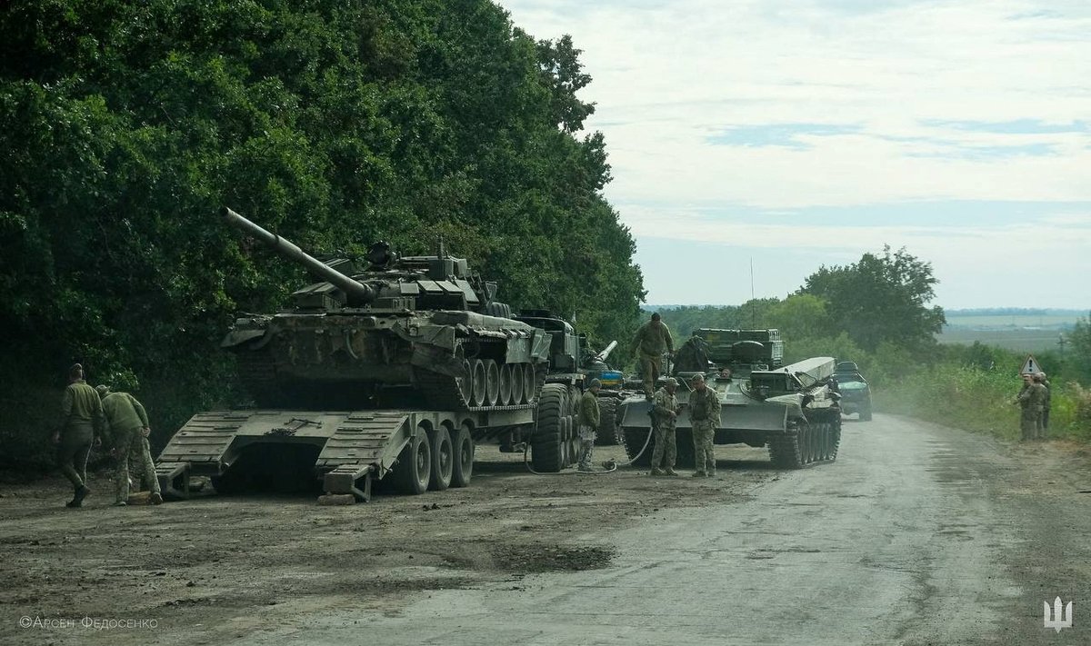 Ukraina sõdurid teisaldavad Harkivi oblastis venelaste hüljatud tanki.